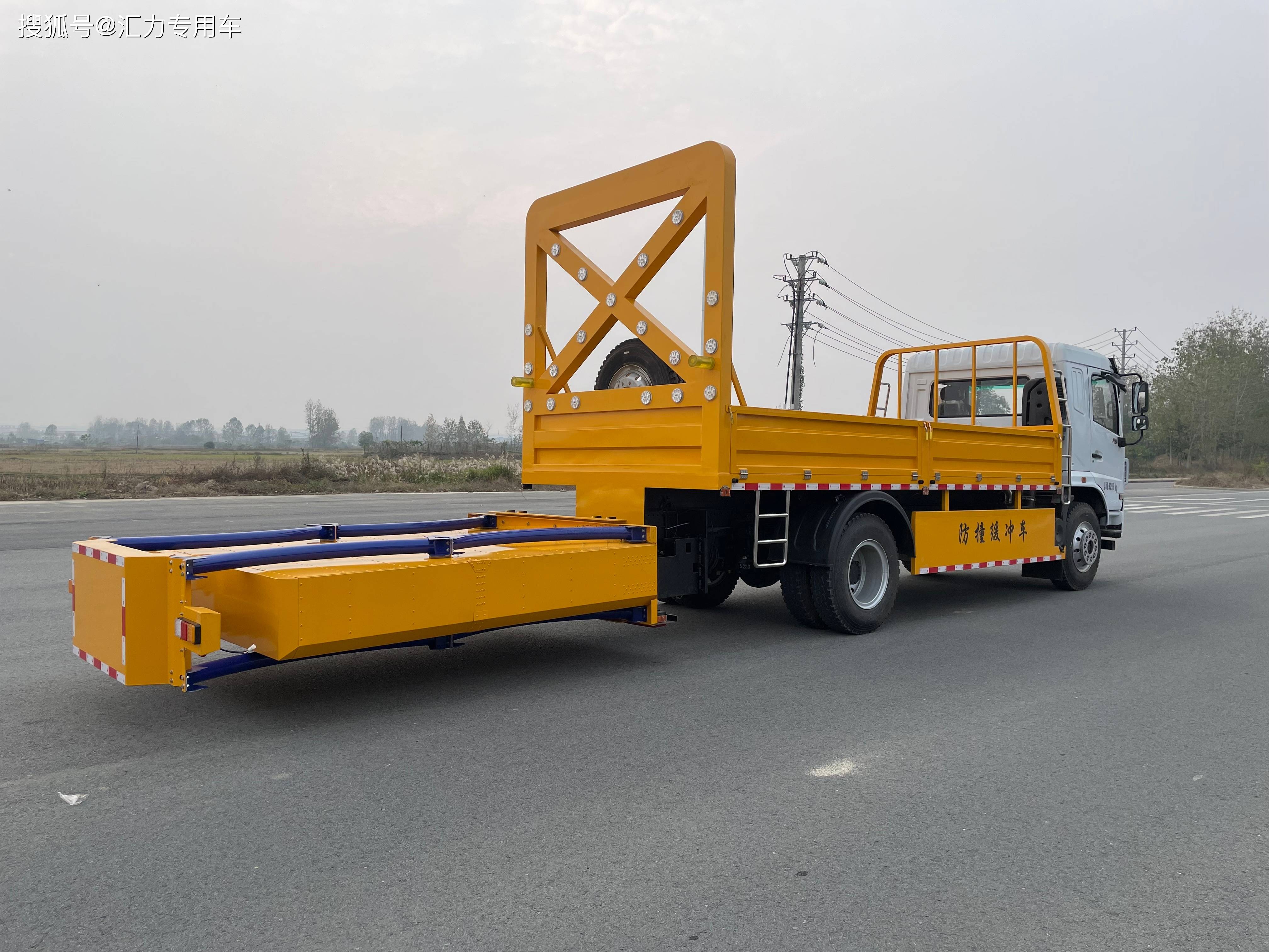 100K防撞緩沖車(chē)性價(jià)比之選 12噸高速道路施工安全工程防撞車(chē)